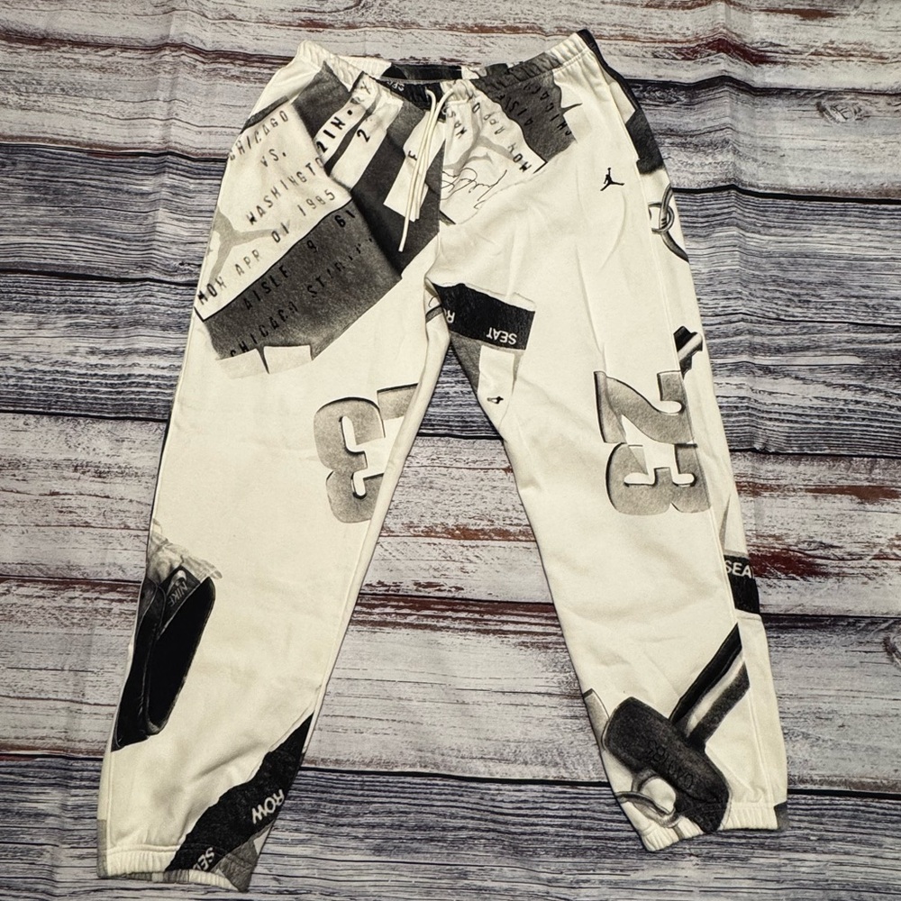 Jordan Women’s Graphic Jogger Sweatpants Size XL Black White Loose Fit NWT